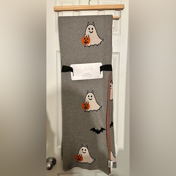 Goblin & Ghoul Oversized Throw Blanket - Grey with White Ghosts - 50” x 70” - Picture 1 of 1